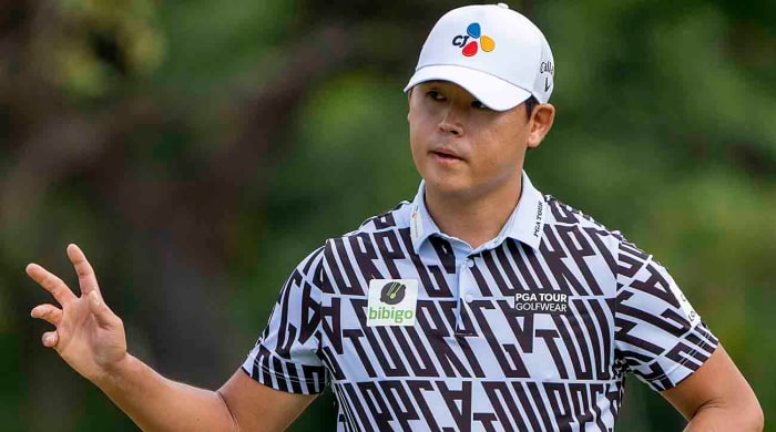Si Woo Kim waves to the crowd in the final round of the 2023 Sony Open in Hawaii.